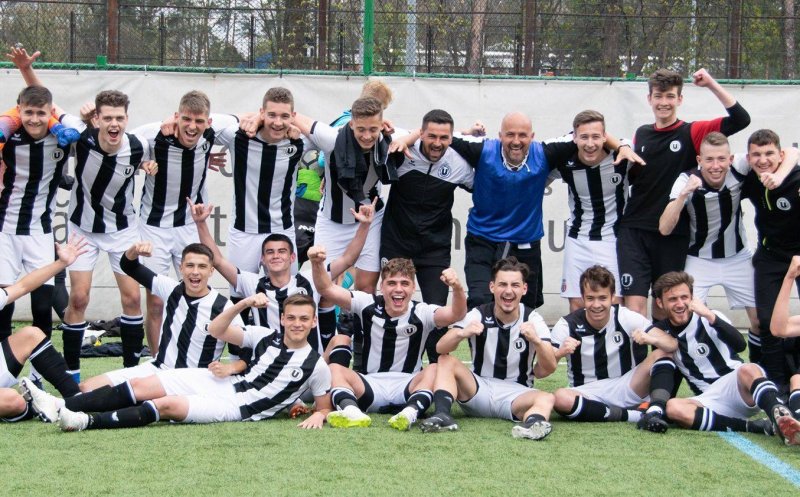 Jucătorii de la Universitatea Cluj sărbătorind un rezultat favorabil