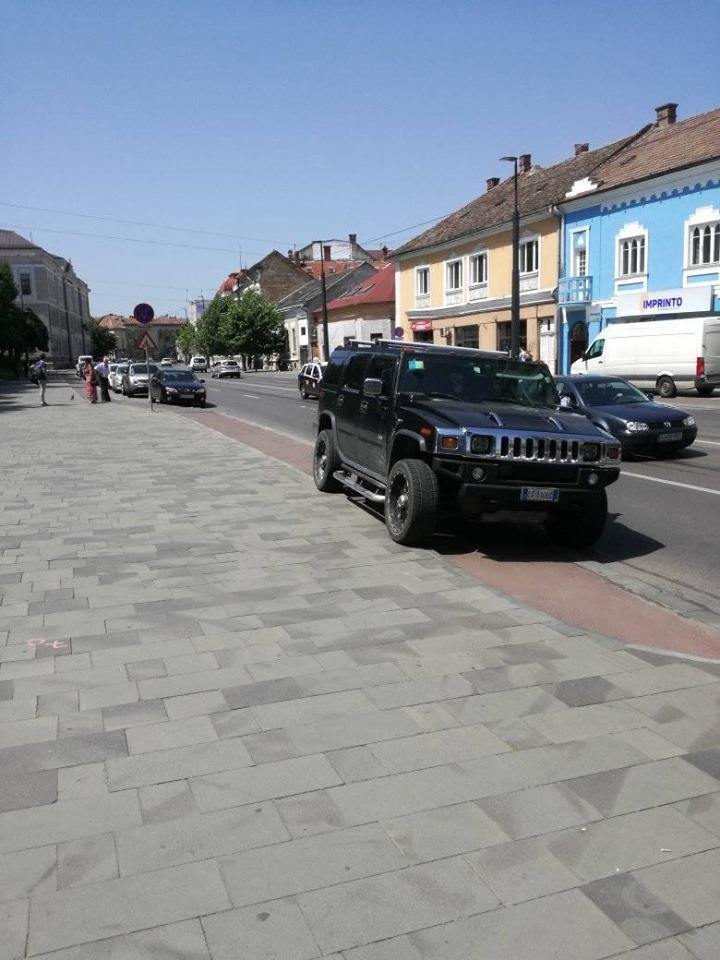 HUMMER parcat pe pista de bicicliști din centrul Clujului