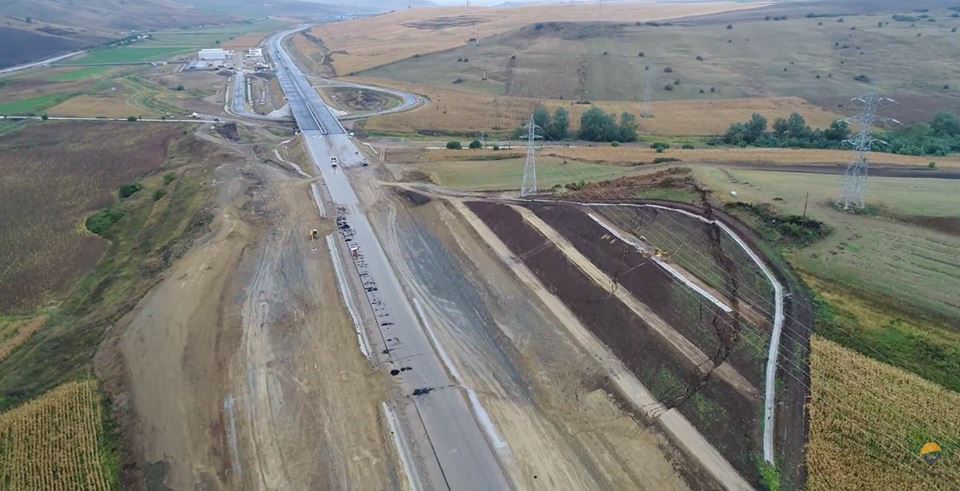 Un oraş şi 10 comune, fără apă din cauza unei avarii produse de constructorul autostrăzii Sebeş-Turda