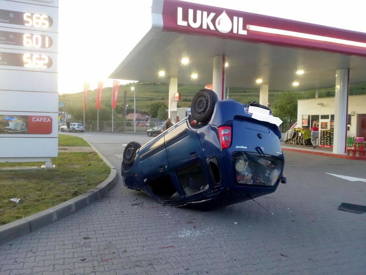 Accident bizar la Vâlcele: s-a speriat de un alt șofer și s-a răsturnat în fața unei benzinării