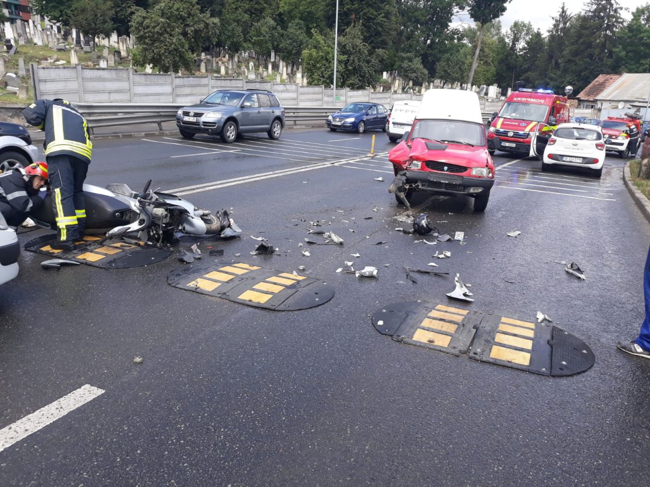 Ciocnire violentă între un scuter și o Dacia Papuc pe Calea Turzii