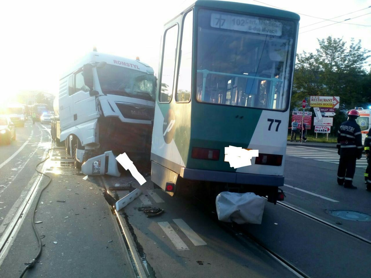 La un pas de tragedie pe Bulevardul Muncii! Accident între un tramvai și un TIR care transporta motorină