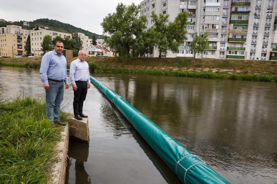 Un nou baraj plutitor pe Someș la intrarea în oraș. Când va fi rupt de gunoaiele din amonte?