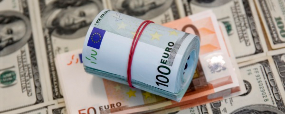 Euro a urcat aproape de 4,73 lei