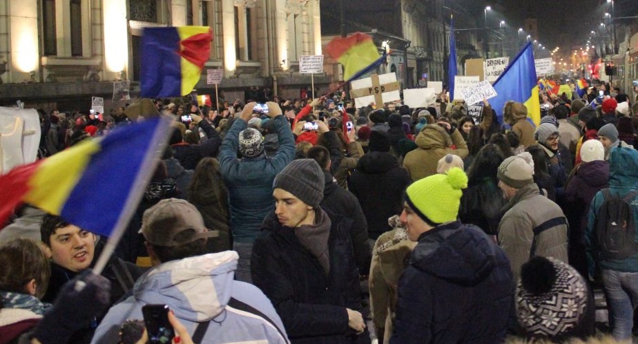 Proteste MASIVE în toată țara! Clujenii se adună în Piața Unirii, românii care se întorc în țară sunt așteptați la aeroport