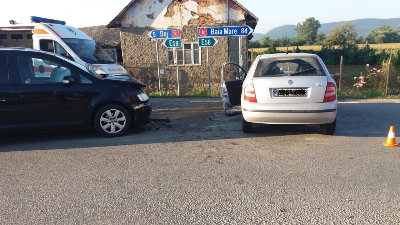 Accident la Cășeiu: pompierii au evitat un incendiu după impactul între două mașini
