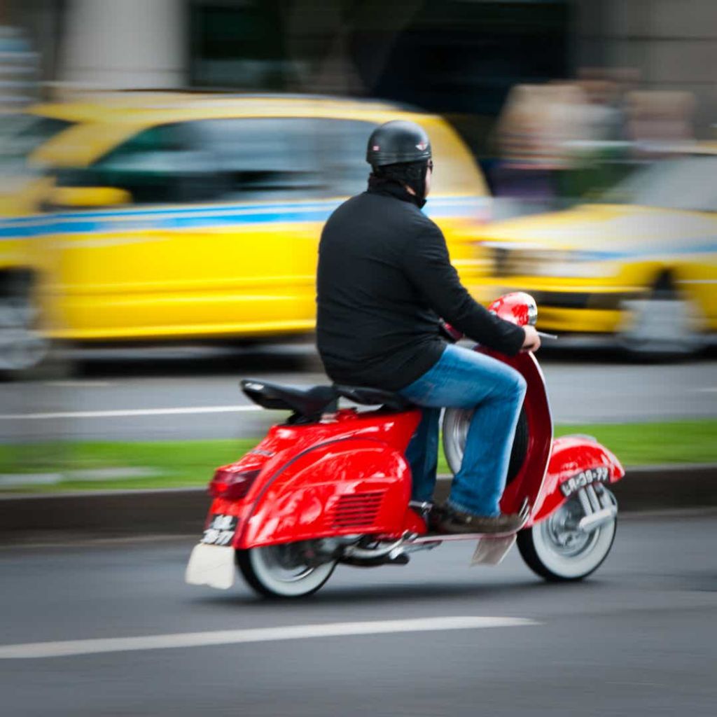 Rupt de beat și fără permis, se plimba vesel cu mopedul în inima Clujului