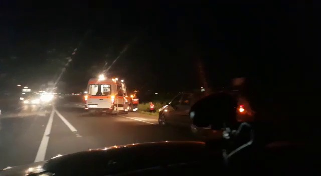 Seară NEAGRĂ la Jucu: izbit din plin de o mașină în timp ce traversa neregulamentar, a MURIT pe loc