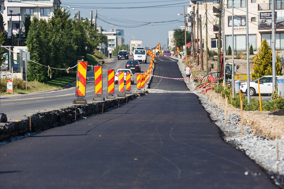 A fost turnat primul strat de asfalt pe noua bandă a străzii lărgite Bună Ziua