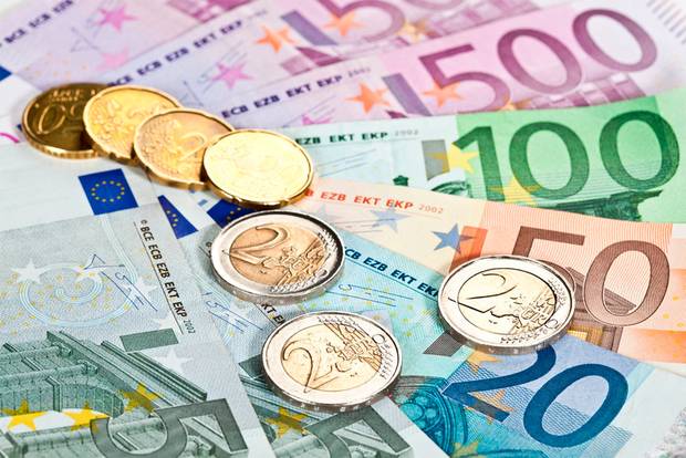 ANALIZĂ Euro a coborât aproape de 4,72 lei!