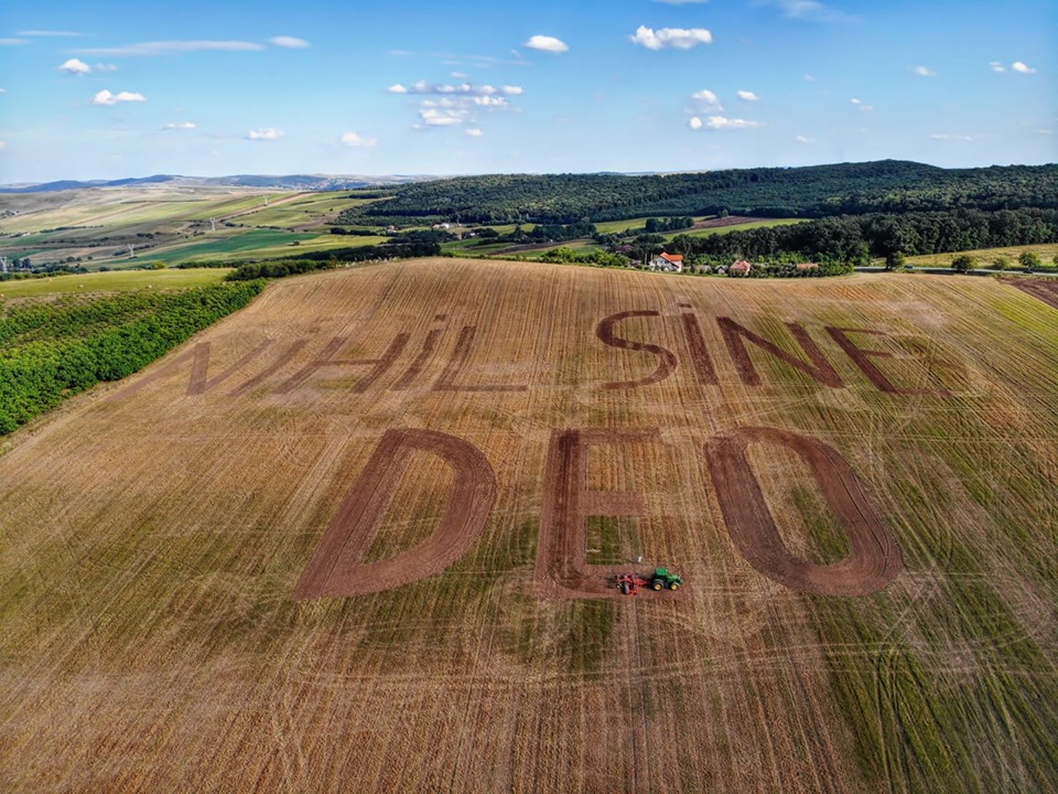 După „M... PSD” și „Vă vedem”, fermierii clujeni vin cu un nou mesaj pe dealul de la Sâmboleni, foto Șerban Șchiau