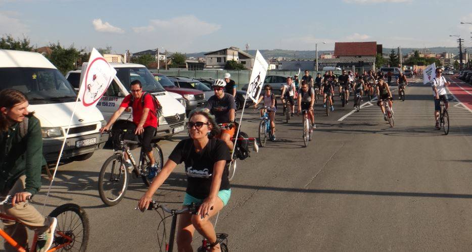 Nemulțumiți de condiții, bicicliștii clujeni pornesc într-un nou marș: „Facem apel public la boicotarea pseudo-pistelor realizate de Primărie!”