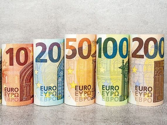 ANALIZĂ După două săptămâni, euro revine la 4,73 lei, dolarul e la 4,26 lei