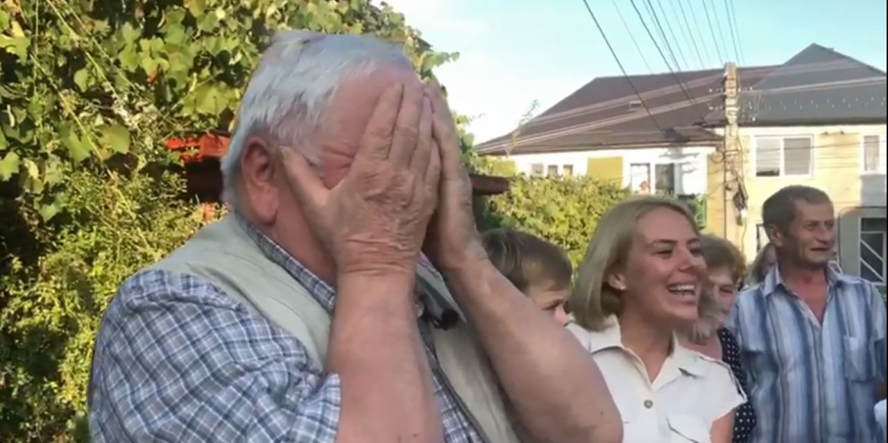 Clipe emoționante și lacrimi la Dej! Surpriză inedită pentru un pensionar, fost pompier