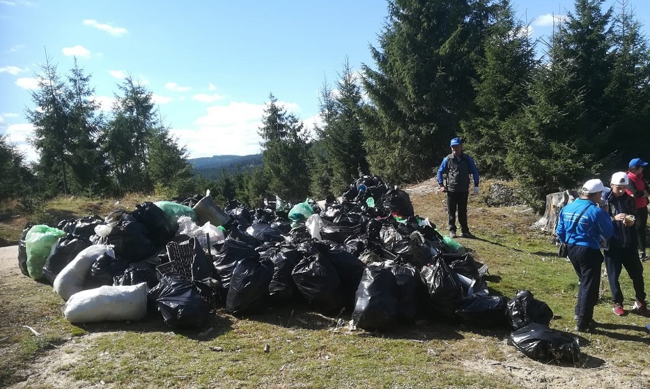FOTO Sute de voluntari, mii de saci de gunoi adunați! Prăpăd în urma turiștilor în județul Cluj
