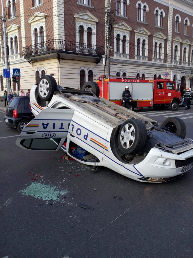 Maşină de poliţie lovită în intersecţia Avram Iancu