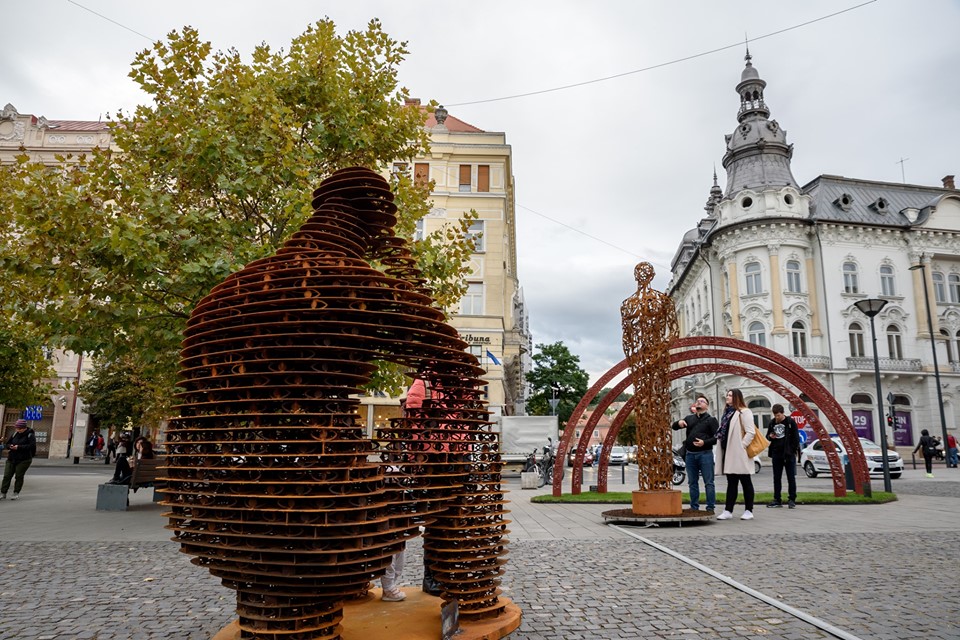 „Gânditorul” de Cluj-Napoca! Trei opere ale sculptorului clujean Liviu Mocan, amplasate în Piața Unirii