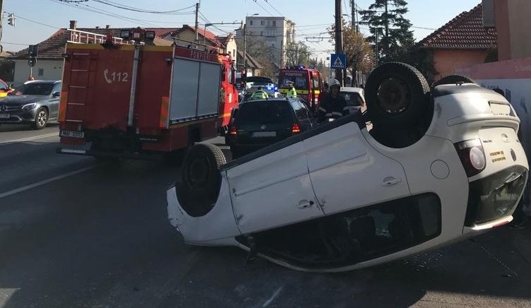 Sperietură zdravănă pe strada Traian Vuia, o mașină a ajuns cu roțile în sus, foto: ISU Cluj