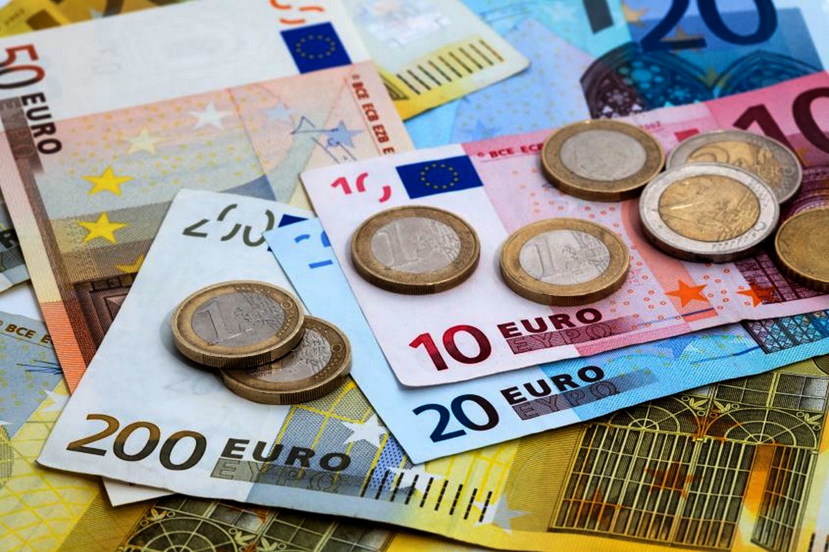 ANALIZĂ Cursul euro a urcat spre 4,76 lei