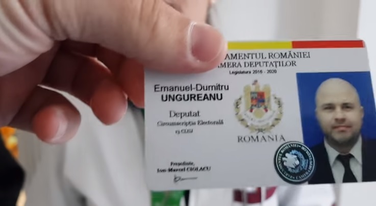 Ungureanu, încolțit de angajații Spitalului Socola din Iași. Deputatul clujean, făcut nebun pentru că dezvăluia condițiile mizere