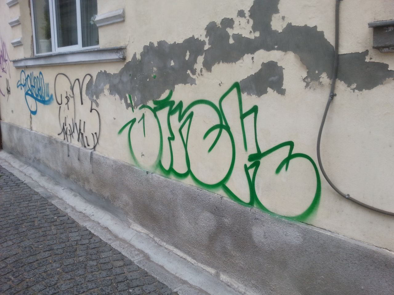 Instalația ecologică care pune punct graffiti-urilor din Cluj-Napoca: „Cum să-ți bați joc de o clădire nou renovată?”