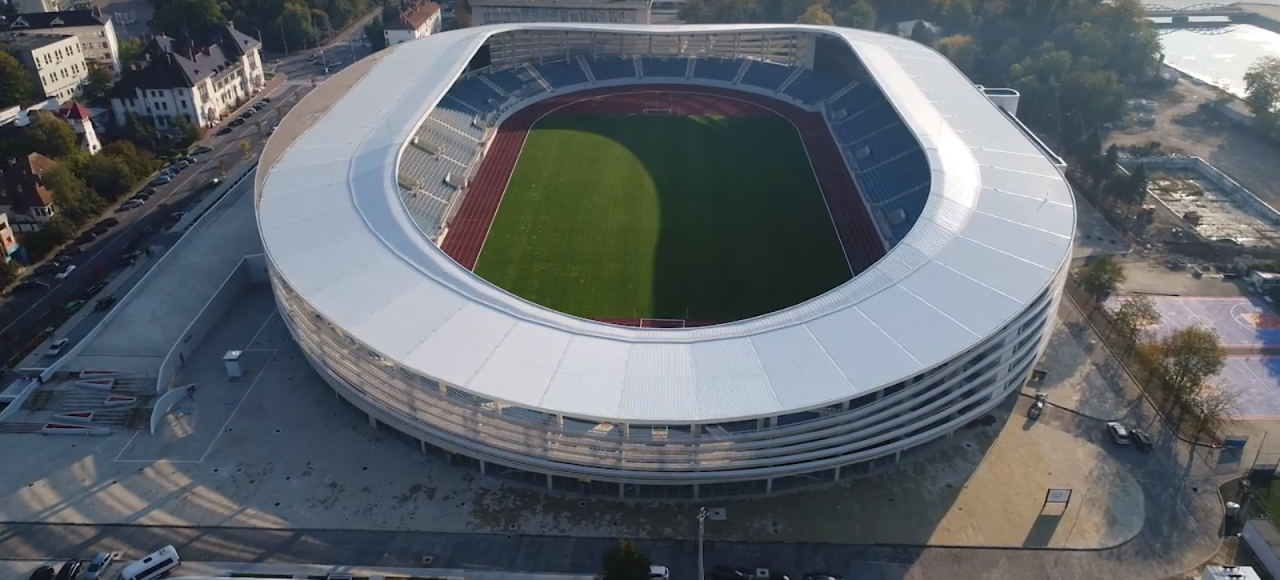 Noul stadion realizat la Târgu Jiu de asocierea de firme ACI Cluj – CON-A Sibiu – Dico și Țigănaș are peste 12.500 de locuri și cinci terenuri de joc înierbate