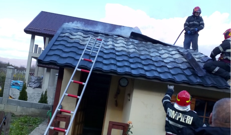 FOTO Incendiu pe o stradă din Dej, o cabană a fost cuprinsă de flăcări, sursă foto: ISU Cluj