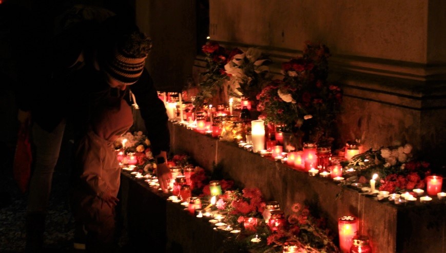 FOTO/VIDEO Emoțiile Luminației i-au copleșit pe clujeni. Cimitirul Central s-a transformat într-o oază de pace, lumânări și flori, sursă foto: Raymond Füstös / monitorulcj.ro
