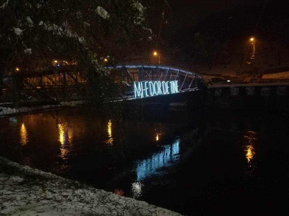 Mi-e dor de tine! Mesajul de pe podul Elisabeta, reuniune virtuală între Londra și Cluj-Napoca, sursă foto: Facebook Andi Daiszler