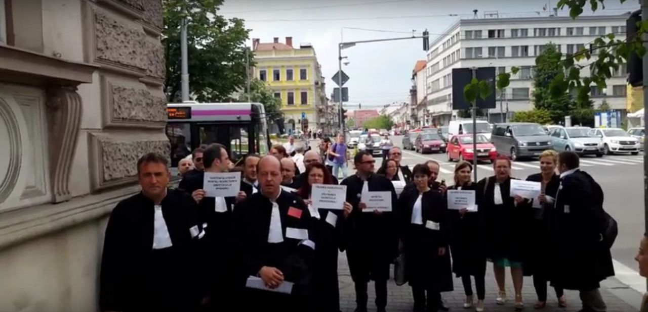 Absolvenții de Drept înscriși în Baroul Cluj își găsesc cu chiu cu vai un maestru