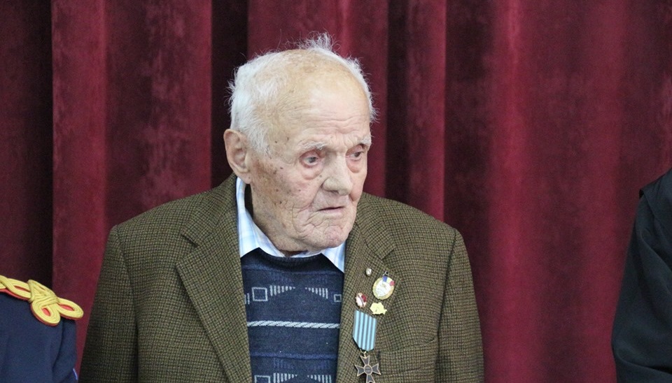 La împlinirea a 100 de ani, un veteran de război a fost onorat de militarii clujeni la Negreni, sursă foto: Facebook Divizia 4 Infanterie „Gemina”