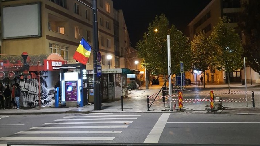 Soluție de avarie, semafor la trecerea de pietoni din Piața Gării, Clujenii se împart în două tabere!, sursă foto: Facebook Info Trafic jud. Cluj