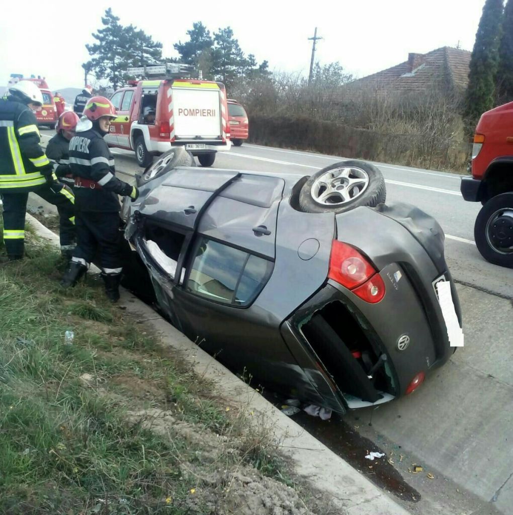 Accident pe varianta ocolitoare de est, o mașină s-a răsturnat în șanț, doi bărbați au ajuns la spital, sursă foto: ISU Cluj