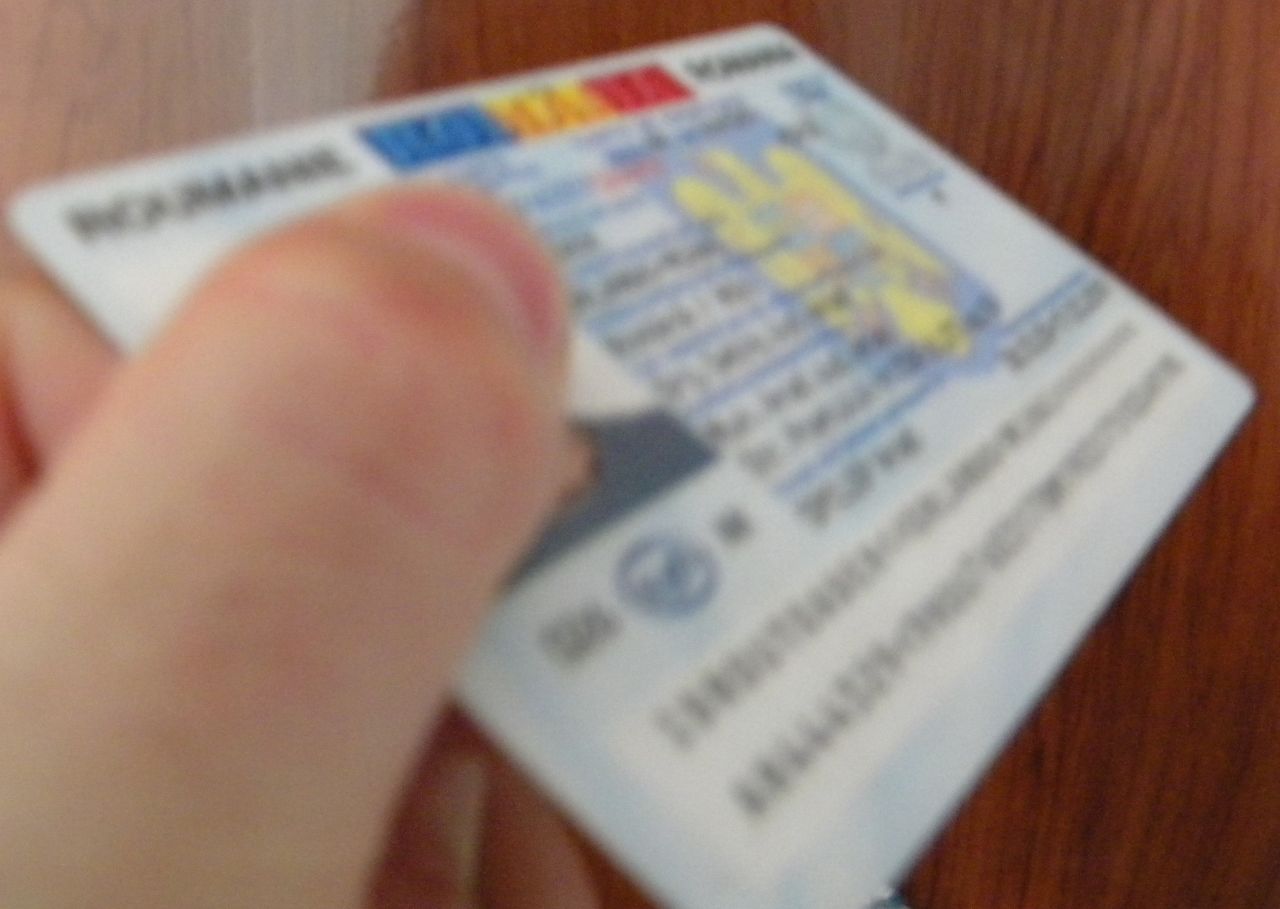 Escroacă prinsă după ce s-a folosit de copiile buletinelor găsite într-o cameră de hotel din Cluj