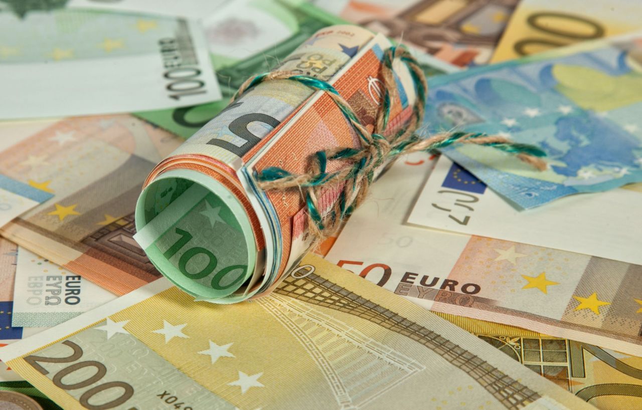 ANALIZĂ Băncile vând euro cu 4,85 lei