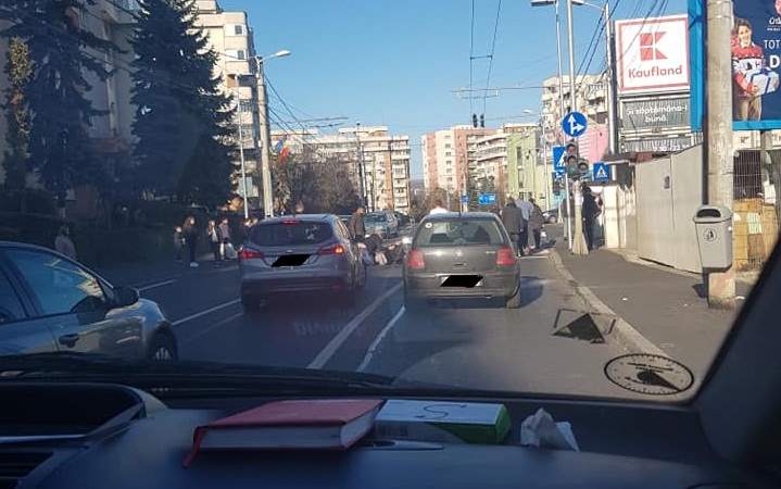 Tâmăr din Franța, lovit din plin de o mașină în timp ce traversa regulamentar strada, sursă foto: Facebook Info Trafic jud. Cluj