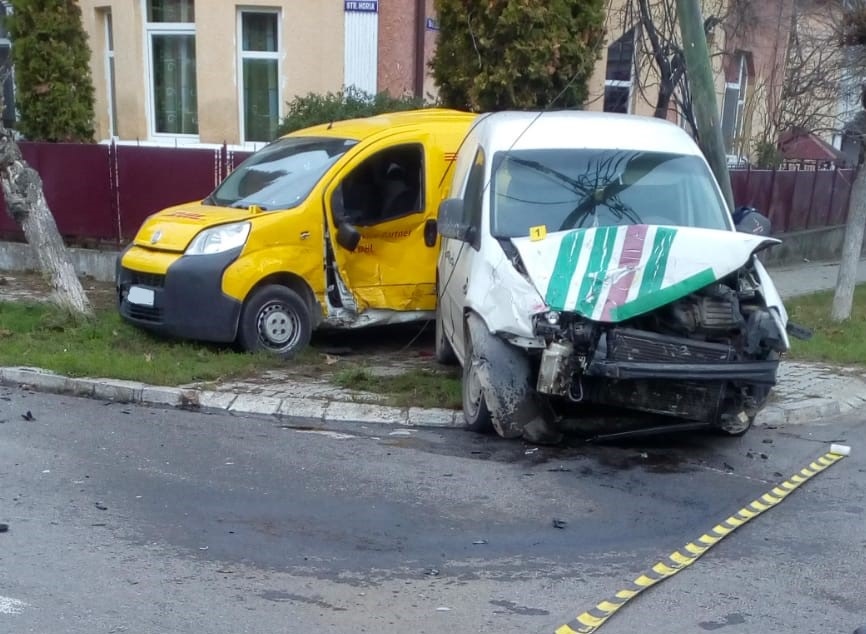 Trei victime au ajuns la spital după ce două mașini s-au ciocnit și au lovit un pieton la Dej, sursă foto: ISU Cluj