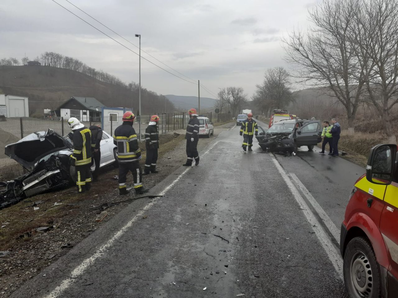 Accident la Apahida, două mașini s-au făcut praf, un bărbat a ajuns la spital, sursă foto: ISU Cluj