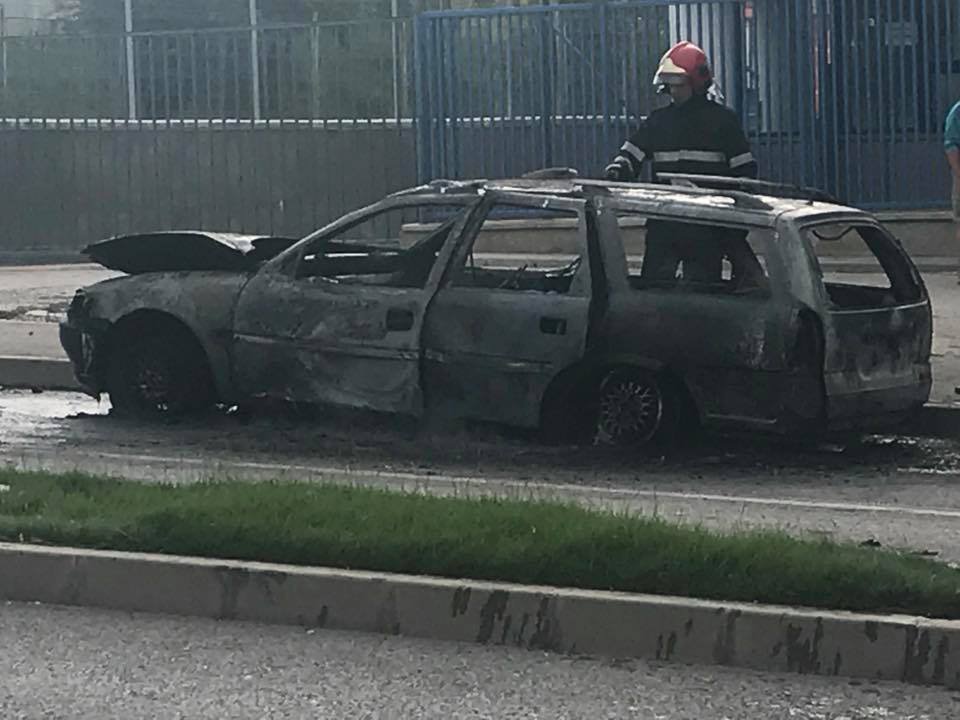 O mașină a fost mistuită de flăcări în Apahida, sursă foto: arhivă