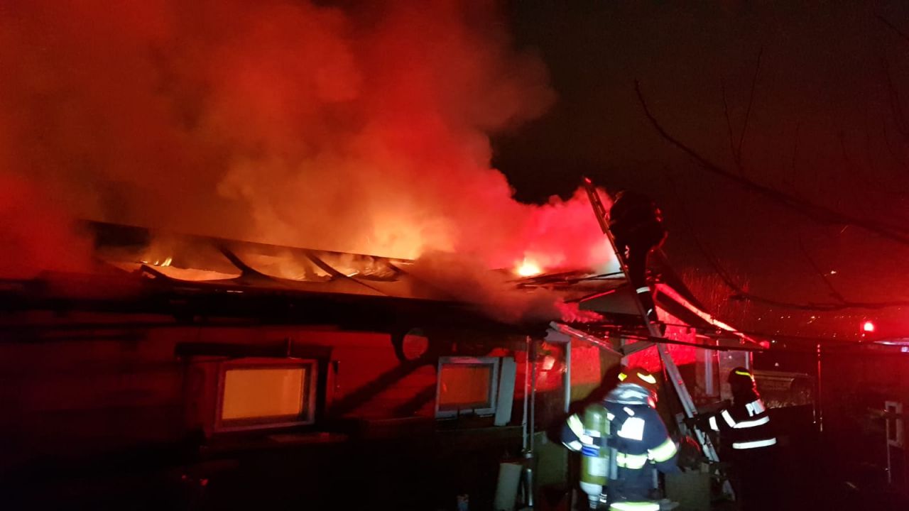 Panică în Dâmbul Rotund, o clădire a fost înghițită în întregime de flăcări, sursă foto: ISU Cluj