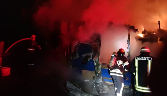 Incendiu la Vultureni! Focul lăsat nesupravegheat din afumătoare a făcut ravagii, sursă foto: arhivă ISU Cluj