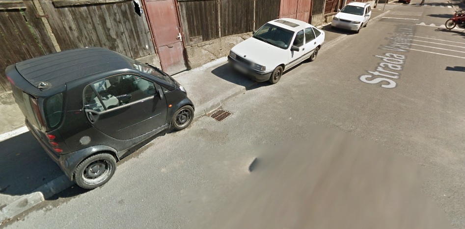 Clujenii, captivi mașinilor? Semnal de alarmă după ce o femeie a zgâriat mașinile parcate pe trotuar: „N-o apăr, dar empatizez cu mânia ei!”, sursă foto: Google Maps