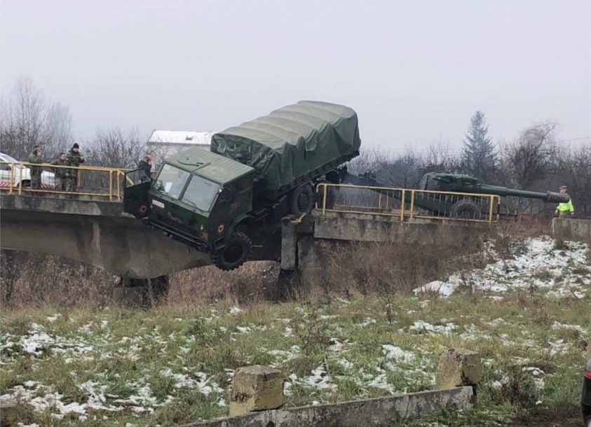 La un pas de catastrofă în Dej! Un camion militar, aproape să cadă în gol de pe un pod, sursă foto: dejeanul.ro