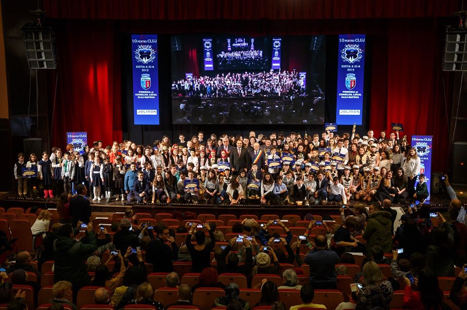 Gala de excelență „10 pentru Cluj”. Elevii clujeni cu rezultate deosebite au fost premiați, sursă foto: Facebook Emil Boc