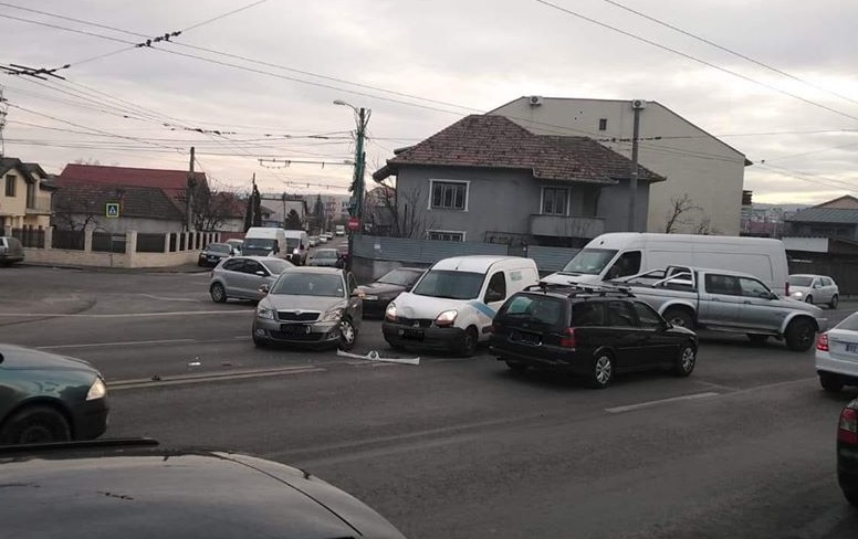 Beat turtă, s-a urcat la volan. Și-a încheiat aventura cu un accident produs pe str. Fabricii, sursă foto: Facebook Info Trafic jud. Cluj