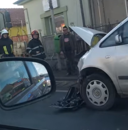 O mașină și un camion s-au ciocnit la Florești, patru pasageri au fost luați în îngrijire de echipajul SMURD, sursă foto: Facebook Info Trafic jud. Cluj