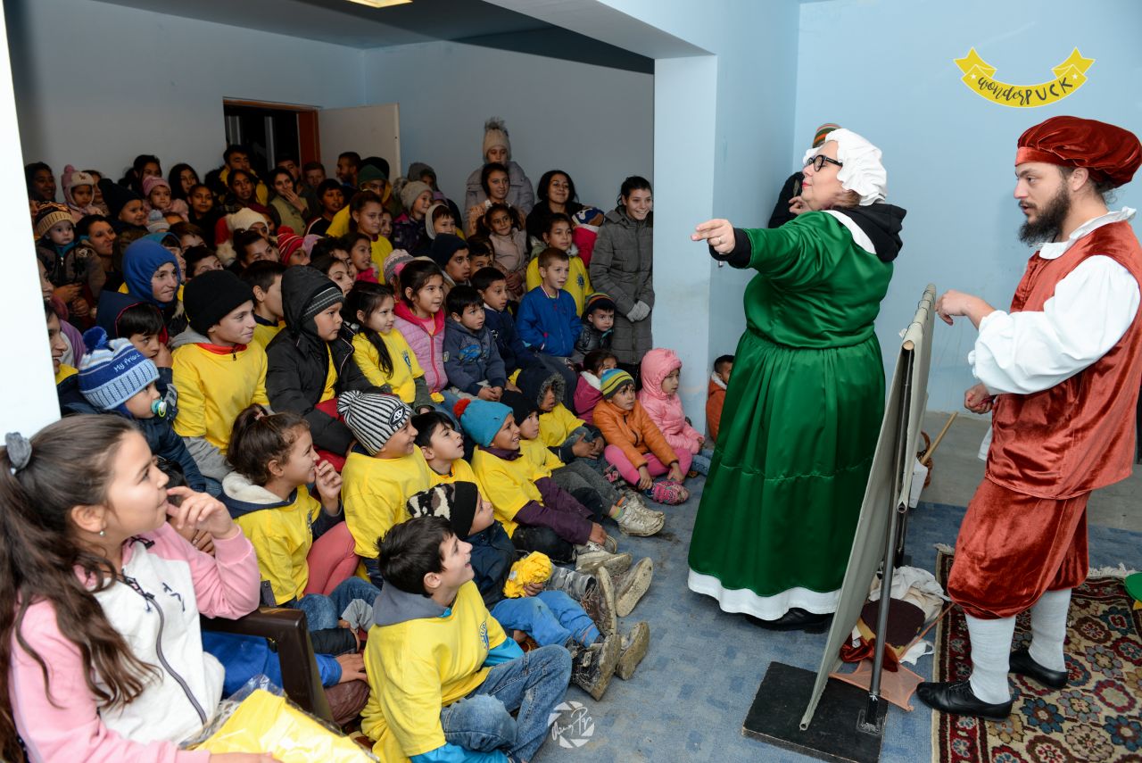 130 de copii romi din Cojocna au văzut pentru prima dată un spectacol de teatru de păpuși, sursă foto: Teatrul de Păpuși „Puck”
