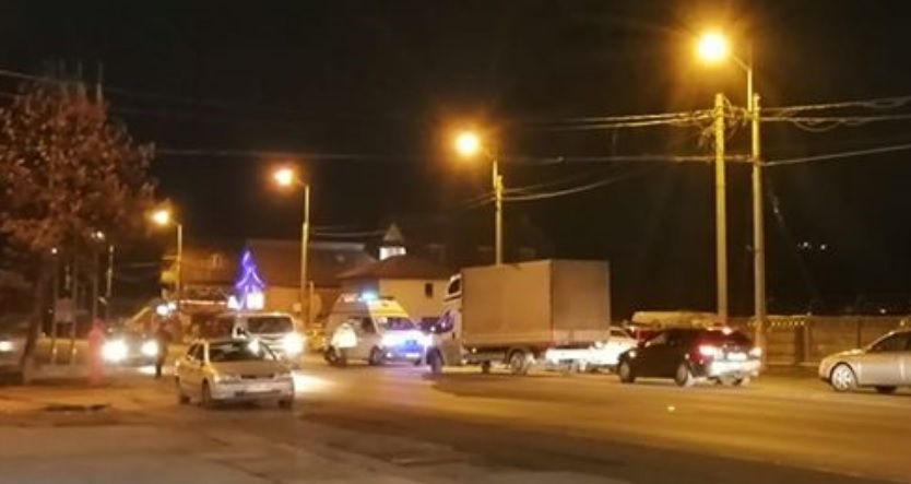 Beat criță, s-a apucat să traverseze aiurea strada și a fost luat pe capotă de o mașină, sursă foto: Facebook Info Trafic jud. Cluj