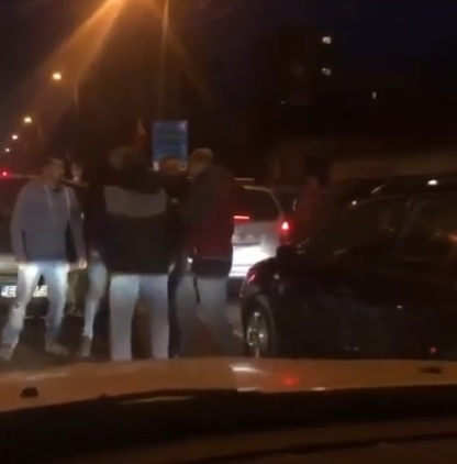 VIDEO Șicanele în trafic s-au sfârșit cu amenințări. Șmecherașii, la un pas de încăierare pe carosabil, sursă video: Facebook Info Trafic jud. Cluj / bistriteanul.ro