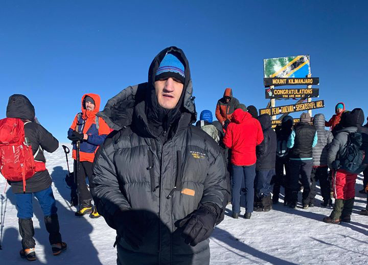 Nevăzător, student la Cluj, a cucerit vârful Kilimanjaro